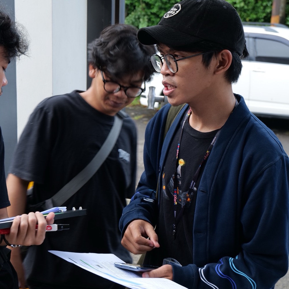 Two team members in Sosplan shirts going through paperwork on site