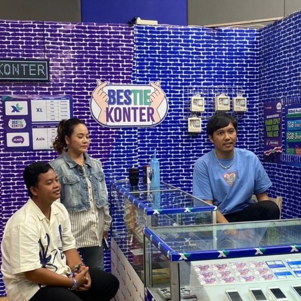 The Bestie Konter counter set, with the crew filming a scene